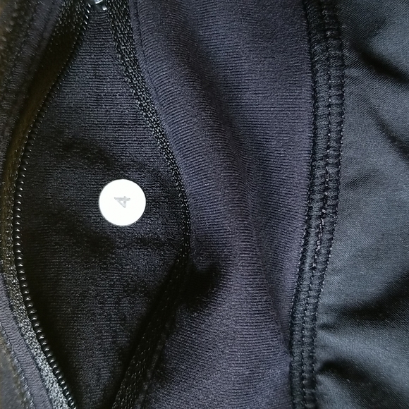 🖤 size 4 Lululemon run shorts - Picture 2 of 3